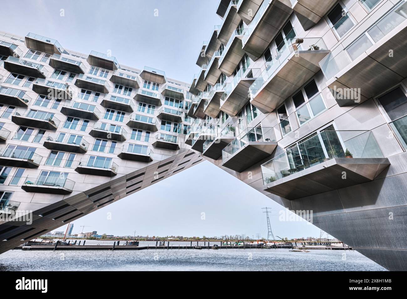Pays-Bas, Amsterdam - 6 avril 2024 : Sluishuis immeuble résidentiel moderne dans le quartier Ijburg, conçu par Bjarke Ingels Group, BIG Banque D'Images