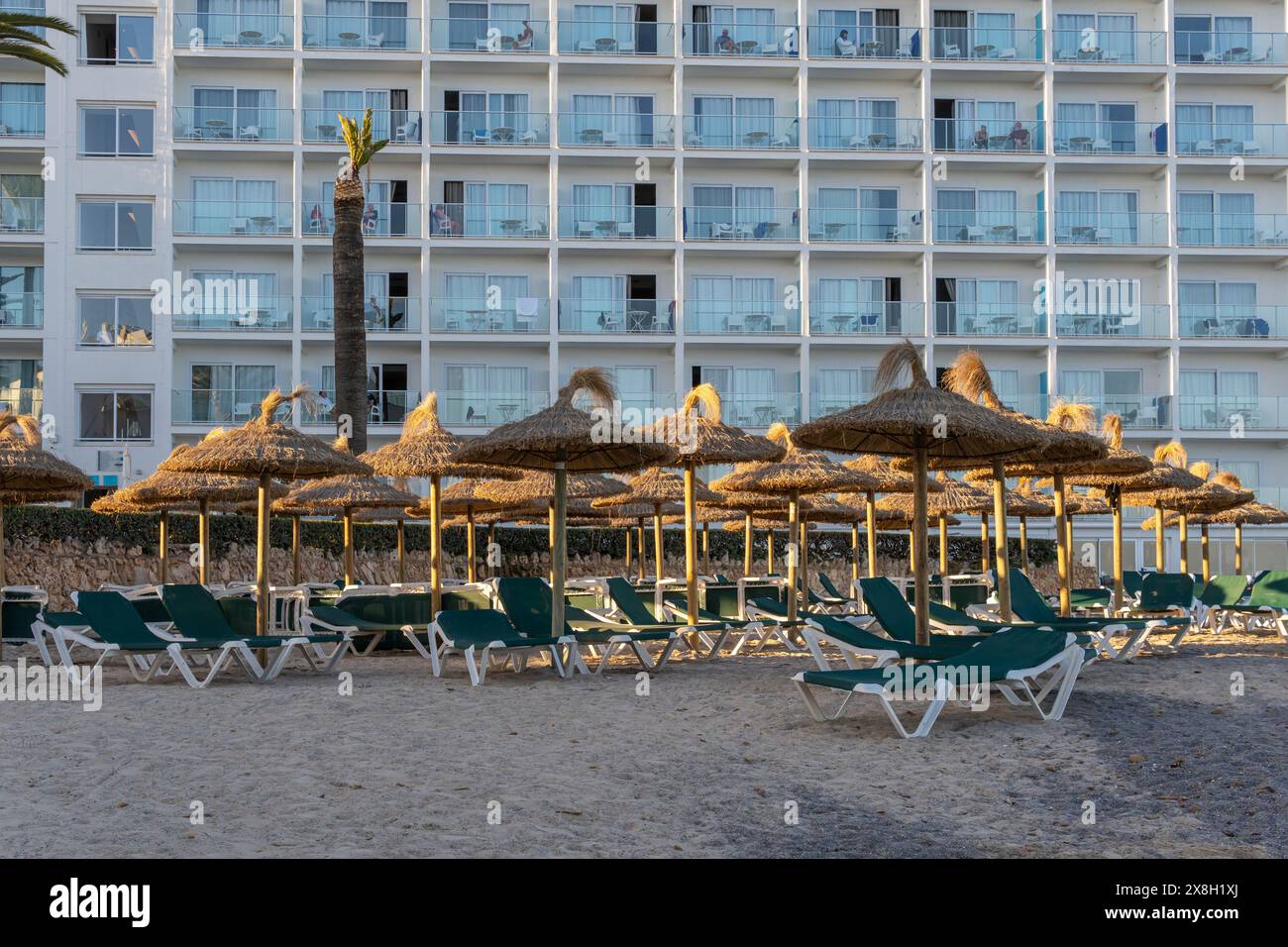 Cala Millor, Espagne ; 13 avril 2024 : vue générale de l'Hôtel Levante et d'une crique dans la station touristique majorquine de Cala Bona, au coucher du soleil Banque D'Images