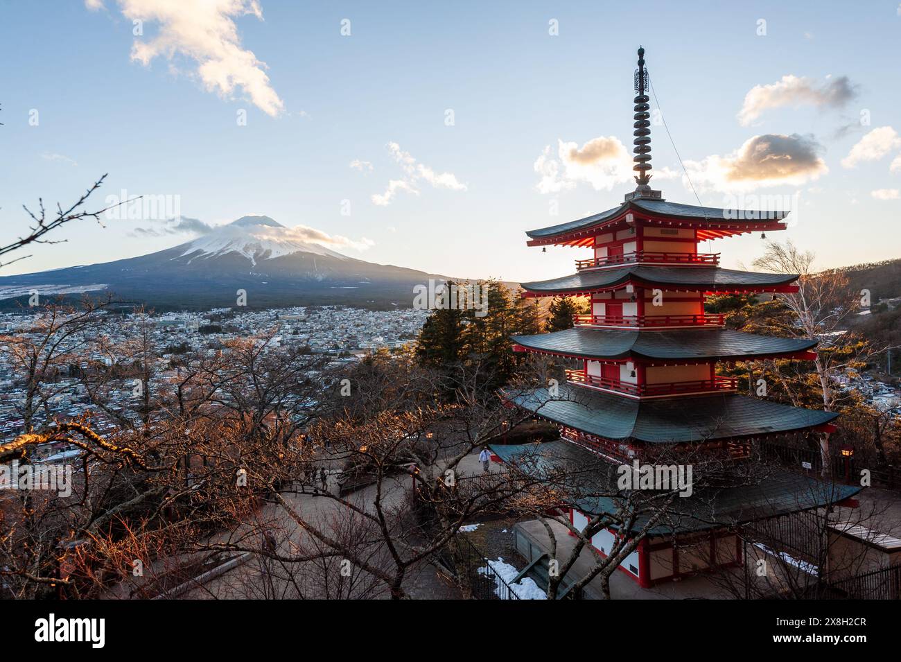 Shimoyoshida, Japon - 27 décembre 2019. Photo extérieure de la célèbre Pagode Chureito avec le mont fuji comme arrière-plan. Banque D'Images