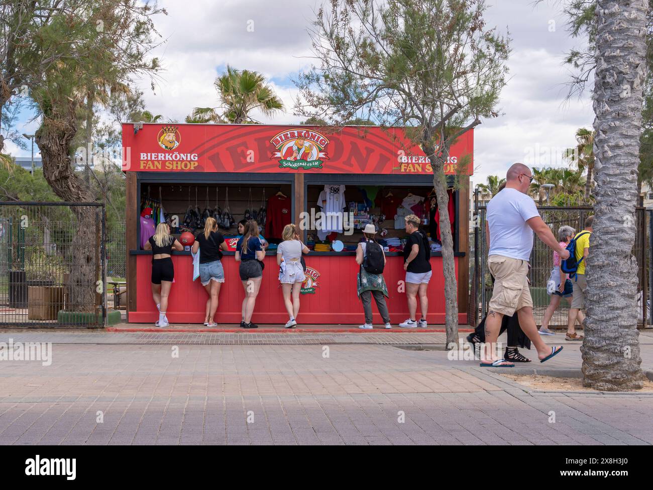 Palma de Mallorca, Espagne ; 08 mai 2024 : vue générale du fan shop Bierkonig avec les clients dans la station touristique de Playa de Palma de Mallorca, Spai Banque D'Images