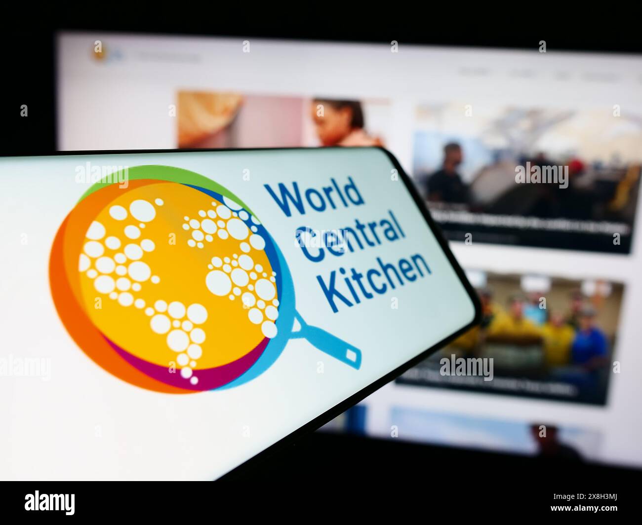 Smartphone avec logo de l'organisation de secours alimentaire World Central Kitchen (WCK) en face du site Web. Mettez l'accent sur le centre-gauche de l'écran du téléphone. Banque D'Images