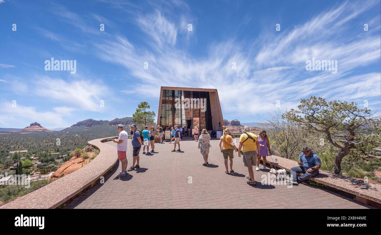 Chapelle emblématique de la Sainte Croix regardant à travers le désert de buttes de roche rouge à Sedona, Arizona, USA le 1 mai 2024 Banque D'Images