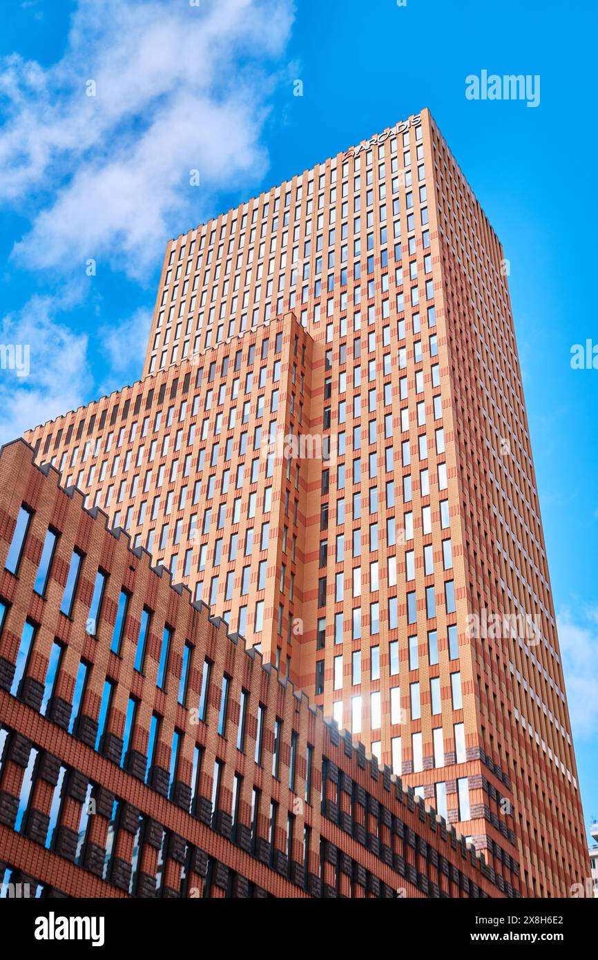 Pays-Bas, Amsterdam - 10 avril 2024 : bâtiments symphoniques à Gustav Mahlerplein. Deux gratte-ciel de couleur orange dans le quartier des affaires de Zuidas Banque D'Images