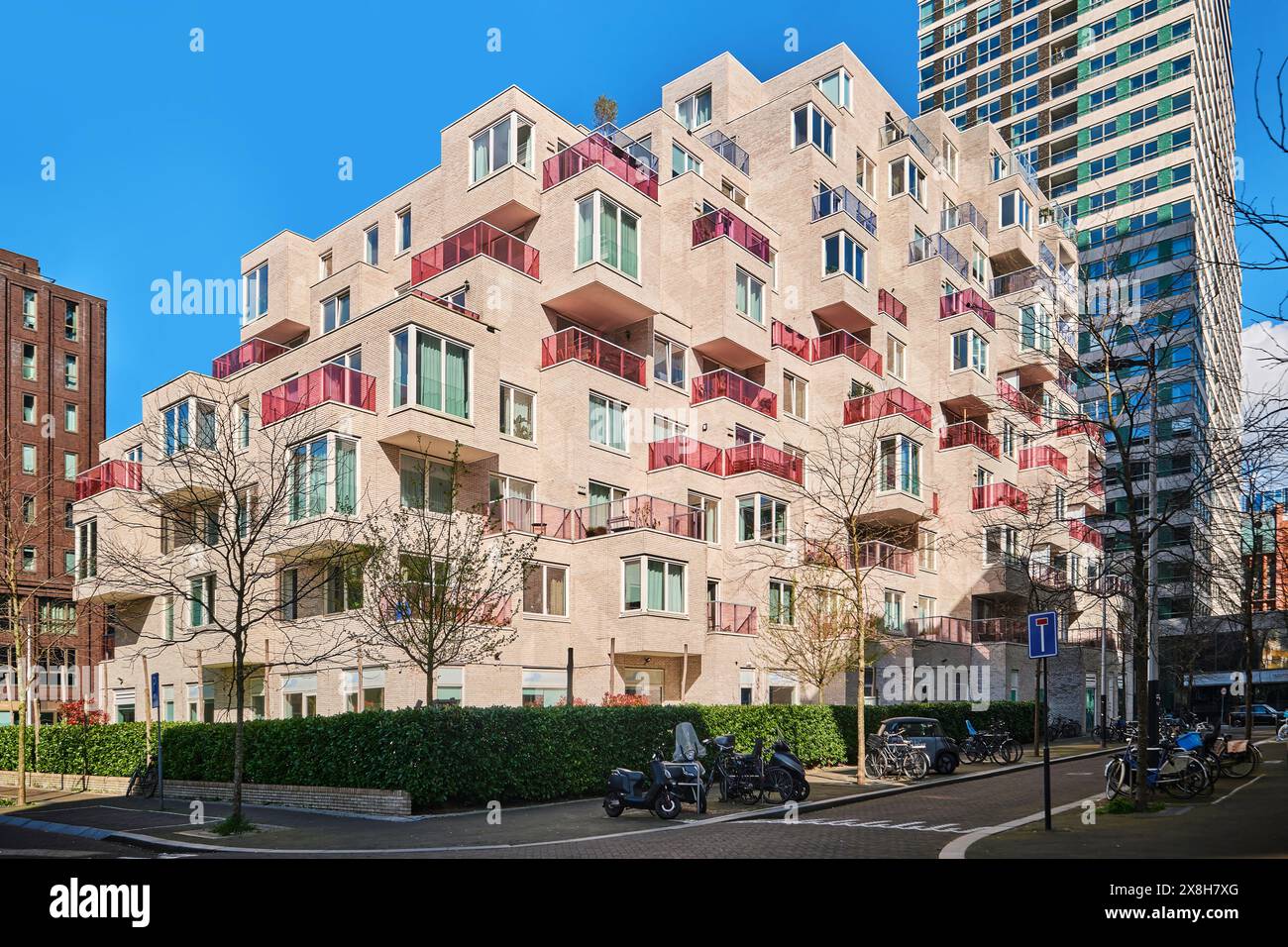 Pays-Bas, Amsterdam - 10 avril 2024 : logement d'été immeuble d'appartements et balcons colorés Banque D'Images