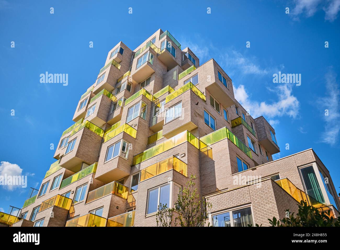 Pays-Bas, Amsterdam - 10 avril 2024 : logement d'été immeuble d'appartements et balcons colorés Banque D'Images