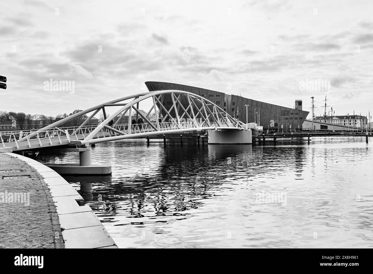 Pays-Bas, Amsterdam - 08 avril 2024 : NEMO grand bâtiment en forme de bateau de couleur verte abrite le musée des sciences conçu par Renzo Piano Banque D'Images