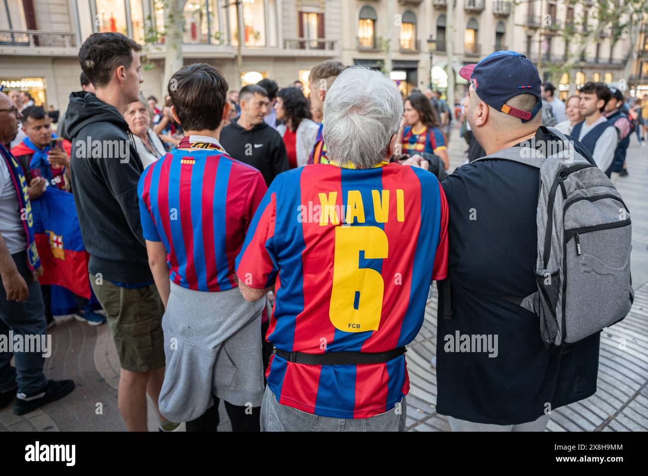 Barcelone, Barcelone, Espagne. 25 mai 2024. Des dizaines de fans de FCBarcelona célèbrent la Ligue des Champions féminine à la fontaine de Canaletas après que les Culers aient battu l'Olympique Lyonnais 2-0 au stade San Mamés, à Barcelone, ''‹'''‹ Espagne, le 25 mai 2024. (Crédit image : © Marc Asensio Clupes/ZUMA Press Wire) USAGE ÉDITORIAL SEULEMENT! Non destiné à UN USAGE commercial ! Crédit : ZUMA Press, Inc/Alamy Live News Banque D'Images