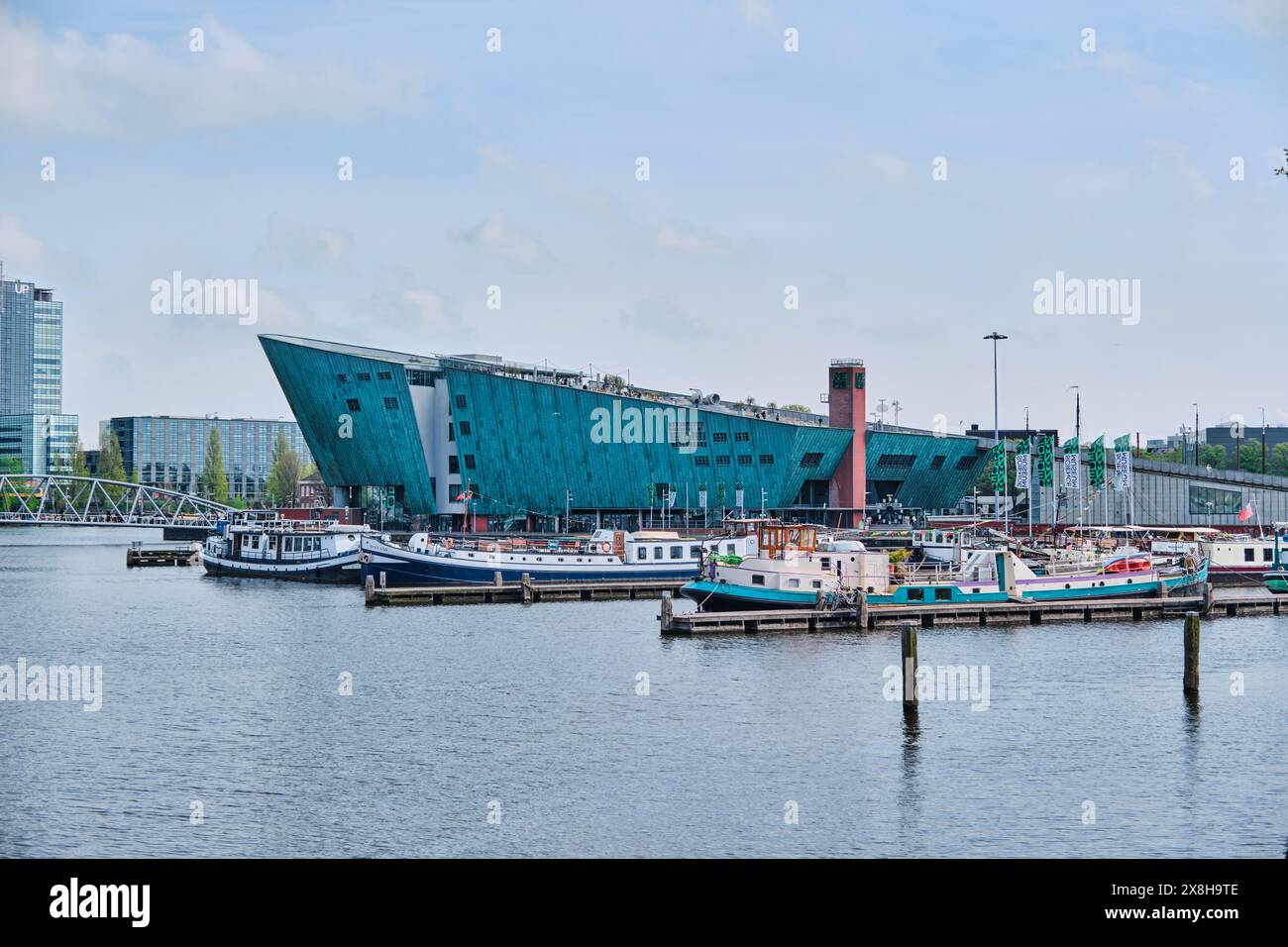 Pays-Bas, Amsterdam - 08 avril 2024 : NEMO grand bâtiment en forme de bateau de couleur verte abrite le musée des sciences conçu par Renzo Piano Banque D'Images
