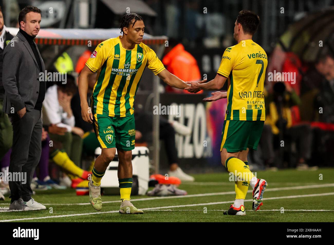 Rotterdam, pays-Bas. 25 mai 2024. ROTTERDAM, PAYS-BAS - MAI 25 : Daryl van Mieghem d'ADO Den Haag est remplacé par Henri Koudossou d'ADO Den Haag lors du match des Play offs de promotion/relégation néerlandais Keuken Kampioen Divisie entre l'Excelsior Rotterdam et ADO Den Haag au Van Donge & de Roo Stadion le 25 mai 2024 à Rotterdam, pays-Bas. (Photo de Hans van der Valk/Orange Pictures) crédit : Orange pics BV/Alamy Live News Banque D'Images