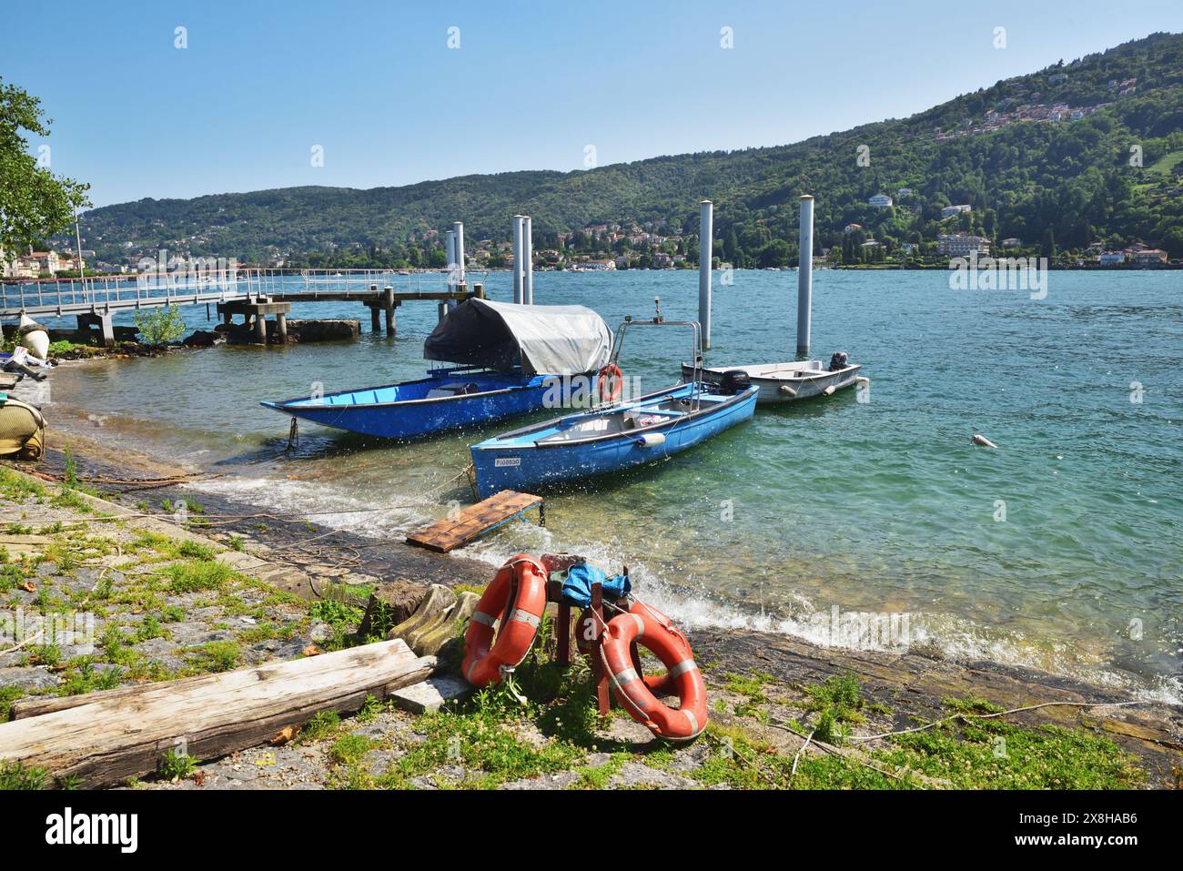 Bateaux de pêche sur la rive de l'Isola dei Pescatori, lac majeur. Banque D'Images