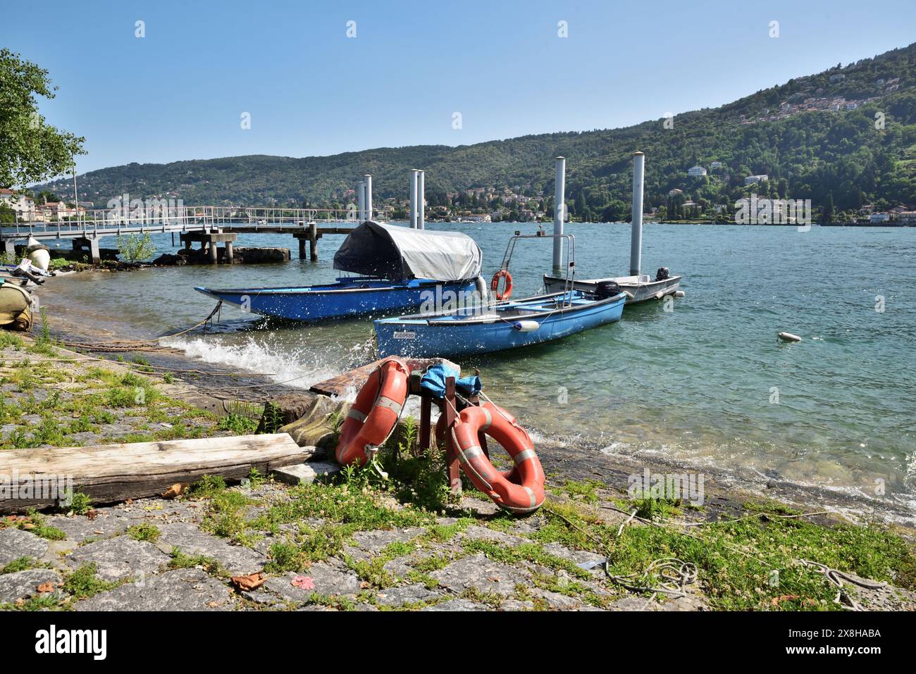 Bateaux de pêche sur la rive de l'Isola dei Pescatori, lac majeur. Banque D'Images
