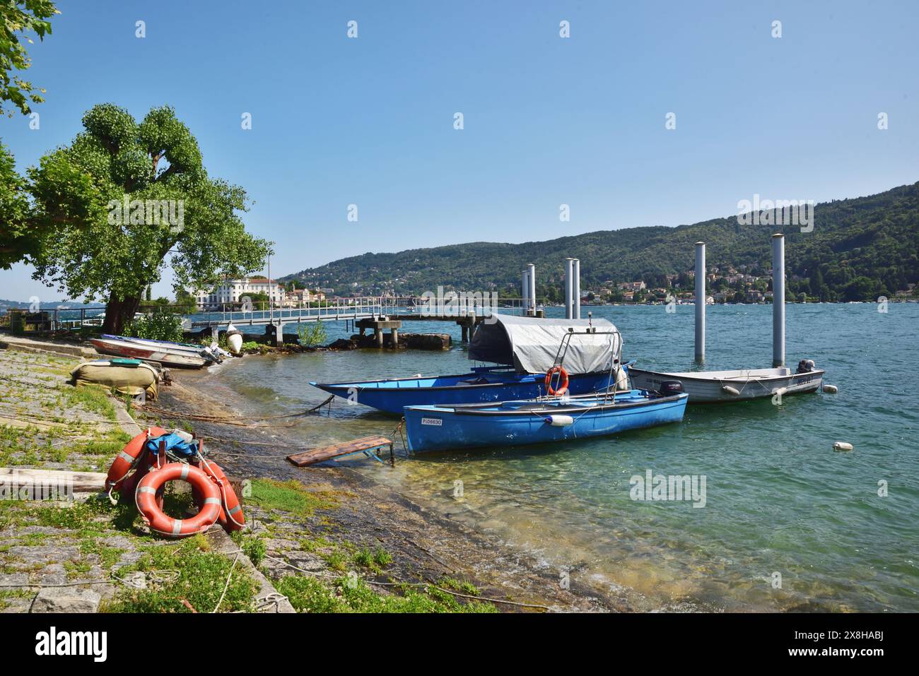 Bateaux de pêche sur la rive de l'Isola dei Pescatori, lac majeur. Banque D'Images