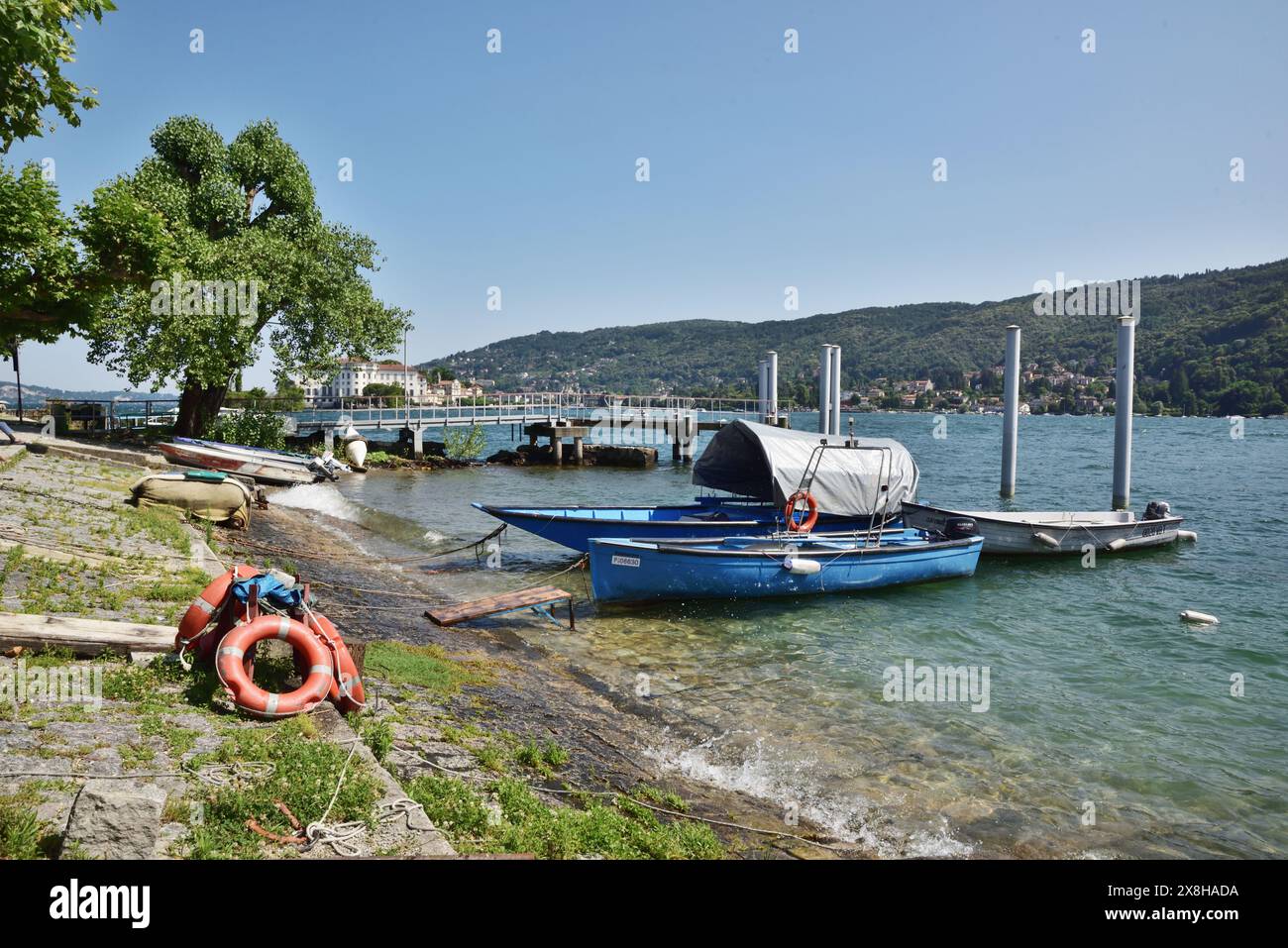 Bateaux de pêche sur la rive de l'Isola dei Pescatori, lac majeur. Banque D'Images