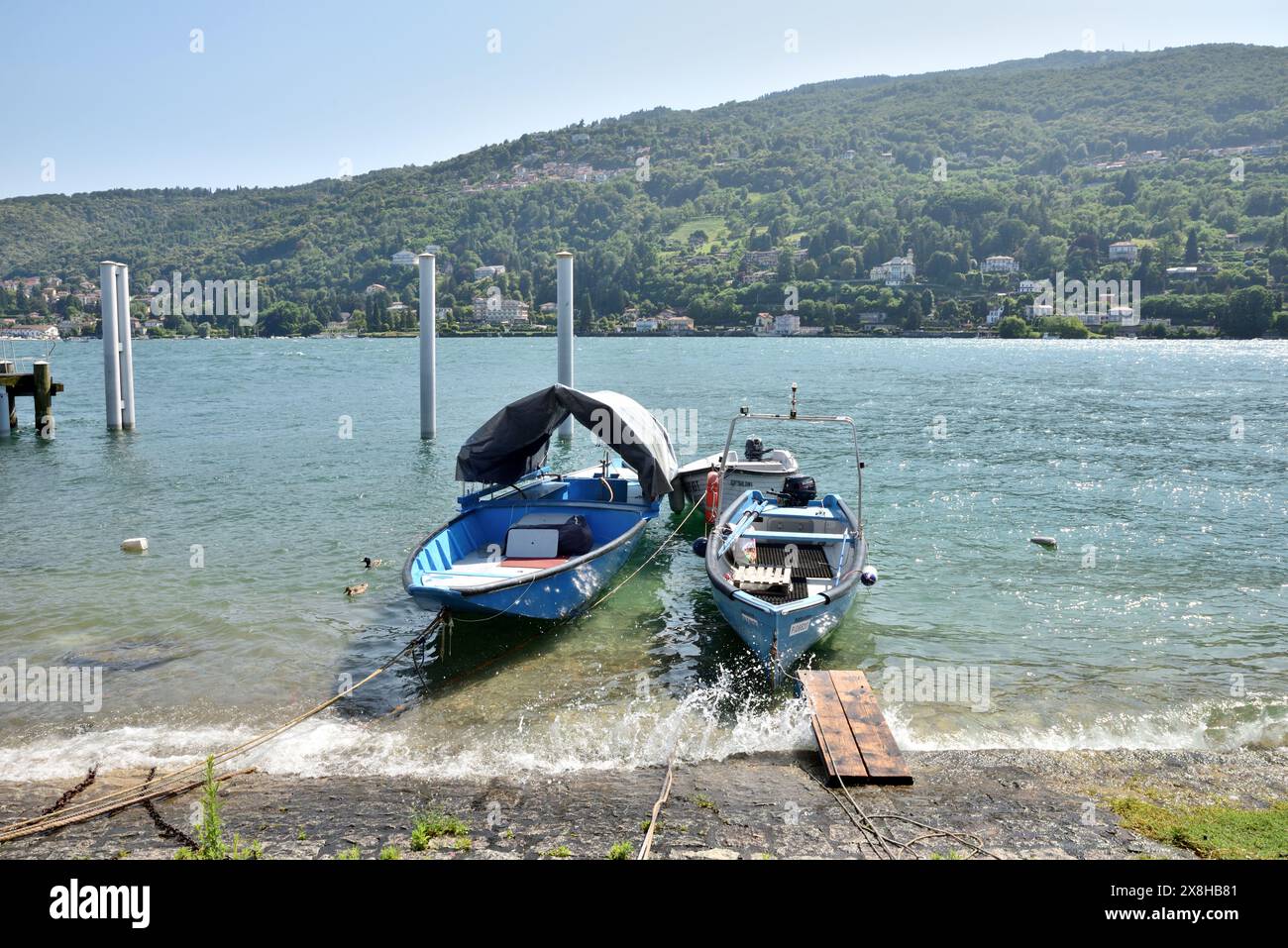Bateaux de pêche sur la rive de l'Isola dei Pescatori, lac majeur. Banque D'Images