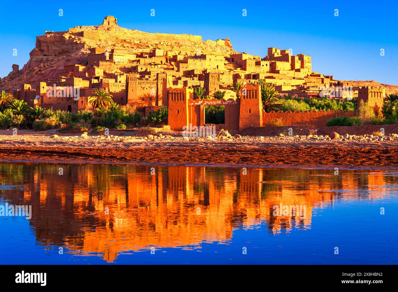 Ait-Benhaddou, Ouarzazate, Maroc : magnifique coucher de soleil avec célèbre ksar en argile et architecture adobe. Destination de voyage Afrique du Nord Banque D'Images