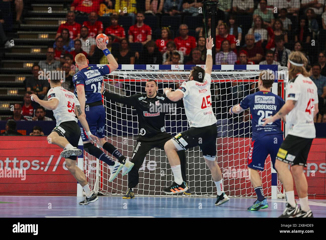 Hambourg, Hambourg, Allemagne. 25 mai 2024. Jim Gottfridsson - SG Flensburg Handewitt 24, Vladimir Cupara - CS Dinamo Bucuresti 1 en action lors de la finale EHF Men 2024 Handball à Hambourg (crédit image : © Mathias Schulz/ZUMA Press Wire) USAGE ÉDITORIAL SEULEMENT! Non destiné à UN USAGE commercial ! Banque D'Images