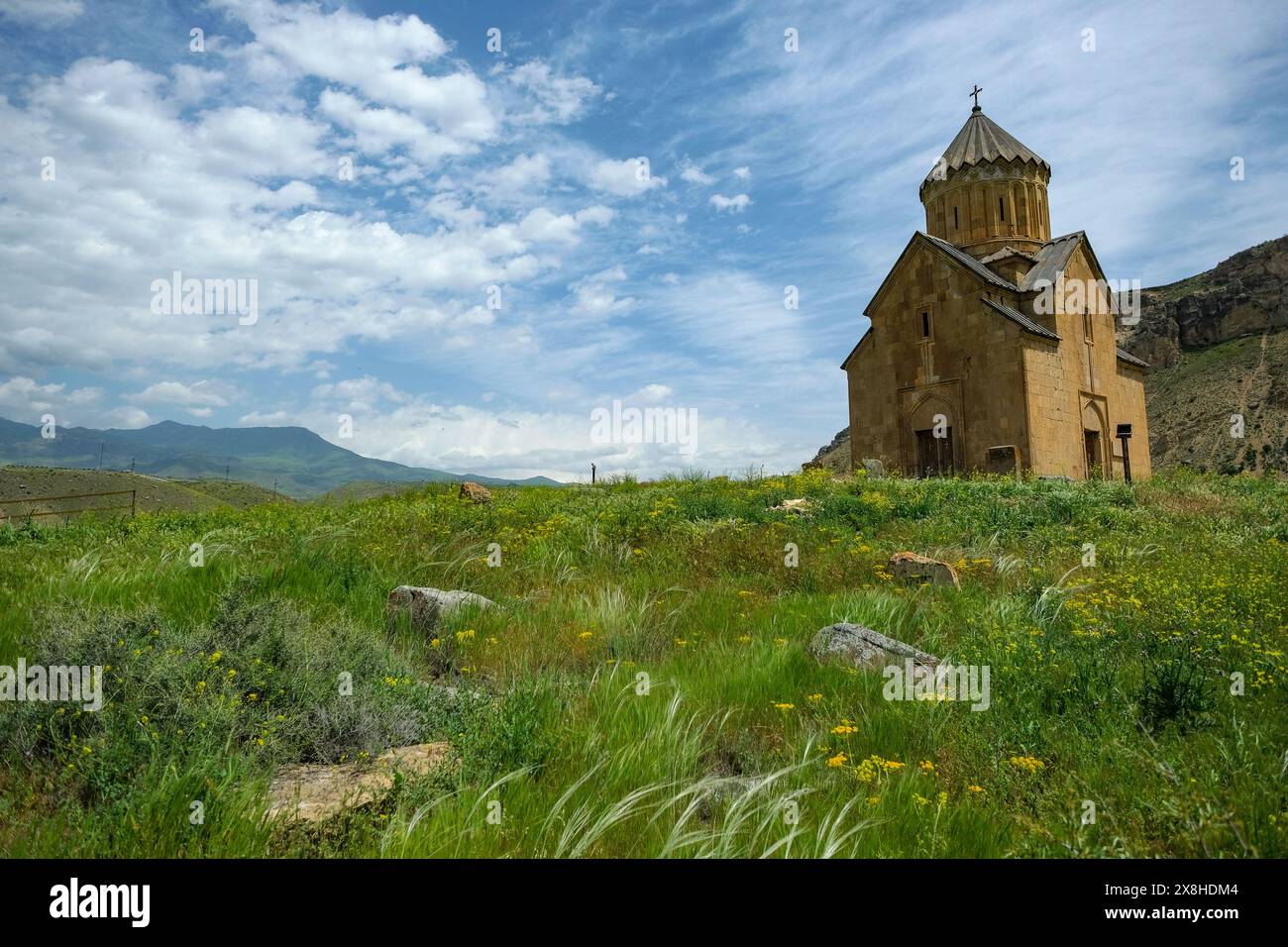 Areni, Arménie - 12 mai 2024 : Église Sainte-mère de Dieu ou Surb Astvatsatsin d'Areni situé près de la rivière Arpa à Areni, Arménie. Banque D'Images