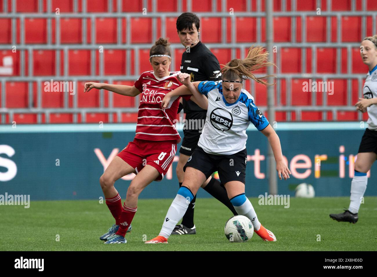 Liège, Belgique. 25 mai 2024. Liège, Belgique, 25 mai 2024 : Justine Blave (8 Standard Femina) et Davinia Vanmechelen (25 Club YLA) se battent pour le ballon lors du match de Play-Off de la Super League de Lotto entre Standard Femina et Club YLA au stade Maurice Dufrasne à Liège, Belgique (Martin Pitsch/SPP) crédit : SPP Sport Press photo. /Alamy Live News Banque D'Images