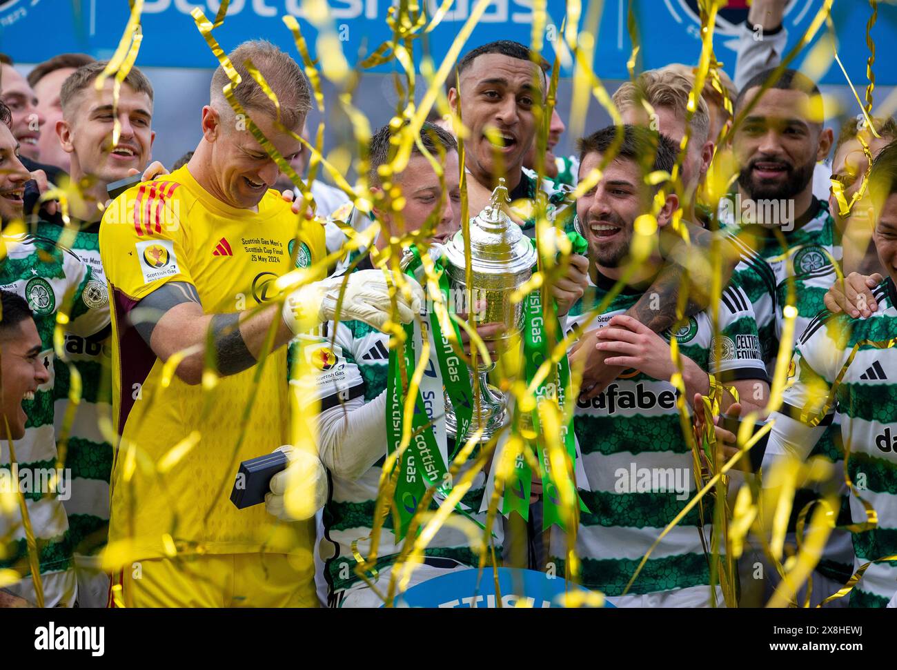 25 mai 2024 ; Hampden Park, Glasgow, Écosse : finale de la Coupe écossaise de football, Celtic versus Rangers ; les joueurs vérifient le trophée à travers le ticker tape Banque D'Images