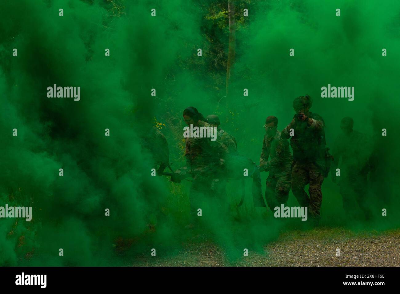 16 mai 2024 - joint base Lewis-McChord, Washington, États-Unis - Une équipe de soldats de l'armée américaine, également résidents du Madigan Army Medical Center, portent une portée lors de l'événement Capstone de formation médicale supérieure à joint base Lewis-McChord, Washington, le 17 mai 2024. L'événement GME Capstone, organisé par le Madigan Army Medical Center, est un exercice de cinq jours, soumis par des médecins résidents diplômés, qui teste diverses compétences tactiques et médicales dans un environnement de combat simulé. Cette formation offre aux diplômés une expérience pratique précieuse dans un contexte de terrain pour les préparer à des opérations en auste Banque D'Images