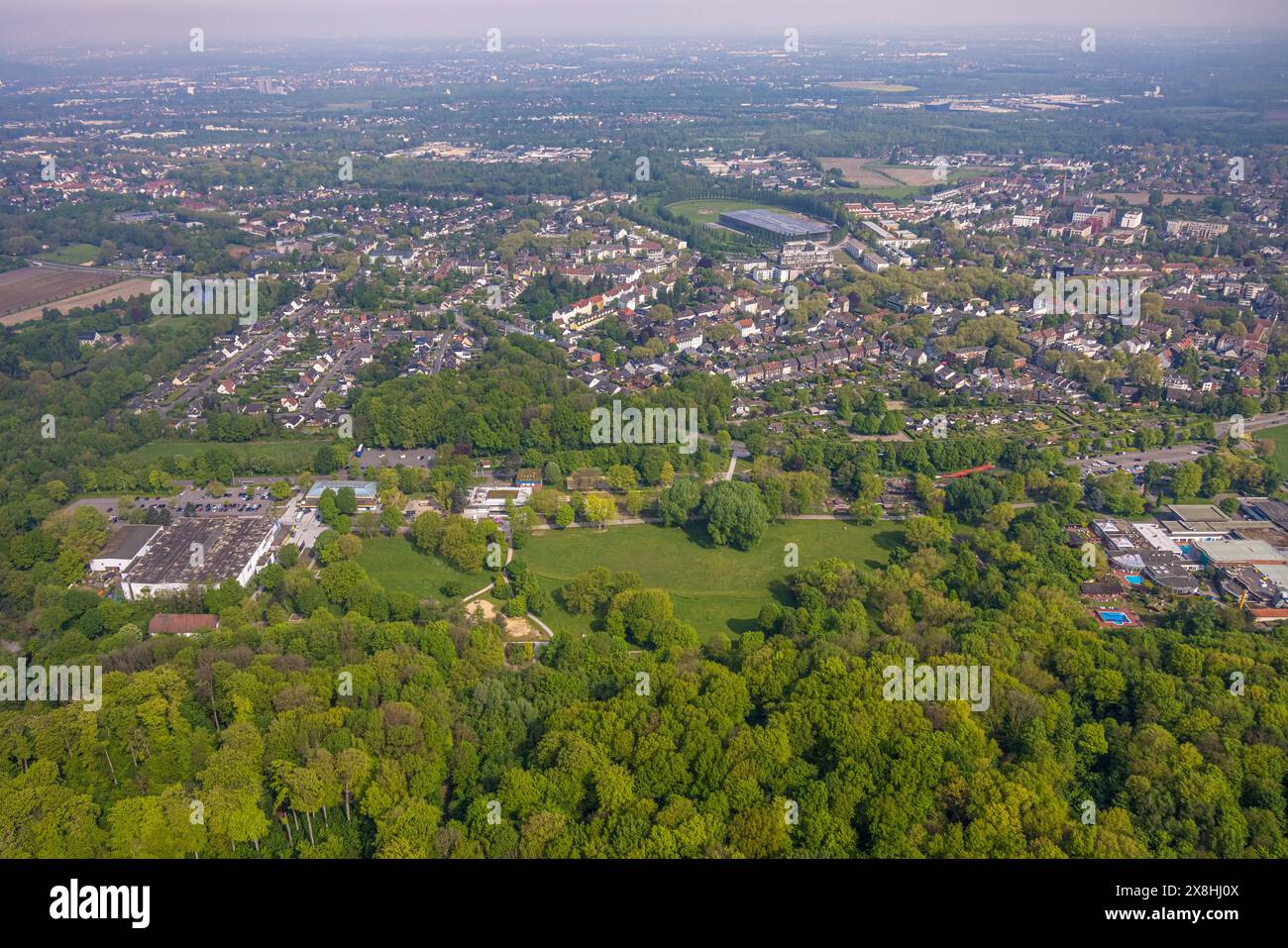 Luftbild, Gysenbergpark Revierpark, links Hannibal Arena Herne, rechts die LAGO Therme, hinten Mont Cenis mit Baumkreis, Wohngebiet Sodingen und Fernsicht, Börnig, Herne, Ruhrgebiet, Nordrhein-Westfalen, Deutschland ACHTUNGxMINDESTHONORARx60xEURO *** vue aérienne, Gysenbergpark Revierpark, gauche Hannibal Arena Herne, droite LAGO Therme, derrière Mont Cenis avec cercle d'arbres, quartier résidentiel Sodingen et vue lointaine, Börnig, Herne, Ruhr, Rhénanie-du-Nord-Westphalie, Allemagne ACHTUNGxMINDESTHONORARx60xEURO Banque D'Images