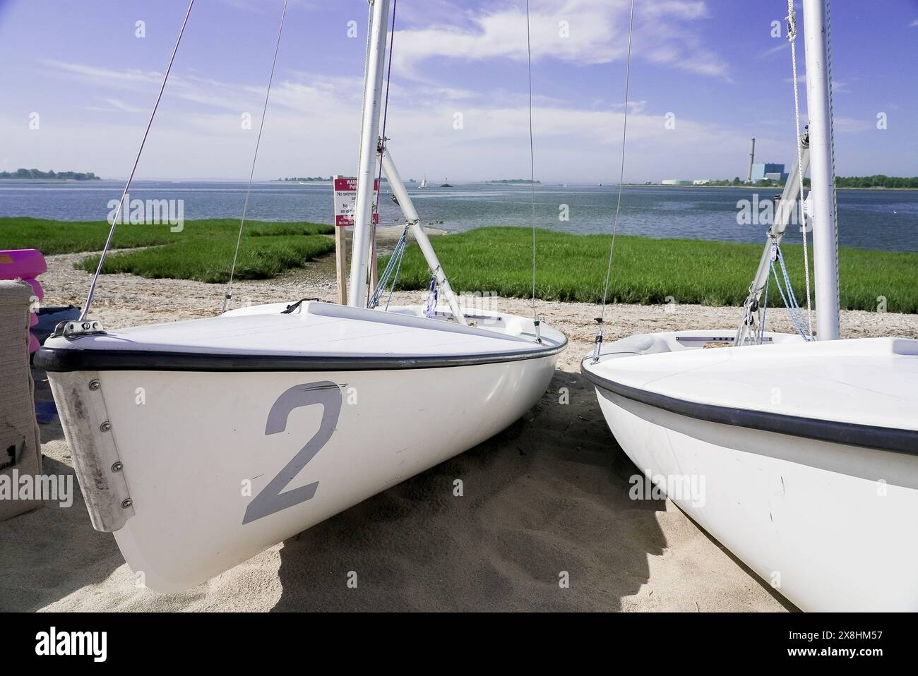 NORWALK, CT, USA 24 MAI 2024 : voiliers sur une côte de sable dans la marina côtière ensoleillée à midi Banque D'Images