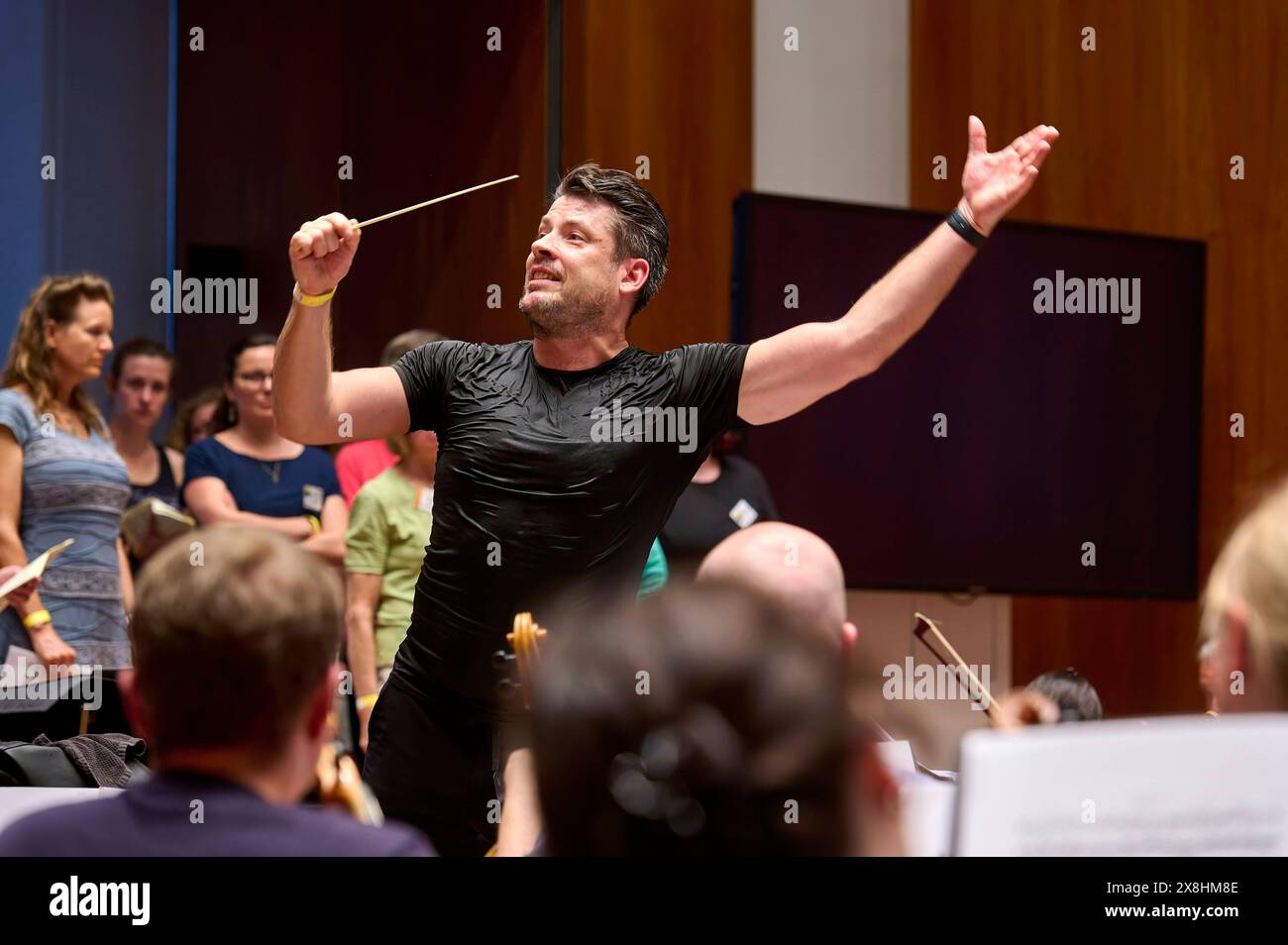 ORSO Chor & Orchester feiert sein 20jähriges Bestehen in der Philharmonie Berlin EUR, Deutschland, Berlin : letzte große Probe des ORSO Chors vor ihrem Auftritt in der Berliner Philharmonie - Feinschliff bezüglich Takt, Rhythmus, Einsatz und Pausen. DAS 1993 gegründete Schüler- und Studenorchester Hat sich unter der Leitung des Dirigenten Wolfgang Roese zu einem professionellen Klangkörper entwickelt. Der Chor bestreitet projektweise Konzertprogramme mit Orchestermusikern aus ganz Deutschland. Gemeinsam arbeiten ambitionierte Laien Hand in Hand mit Profimusikern, um auch anspruchsvolle Programm Banque D'Images