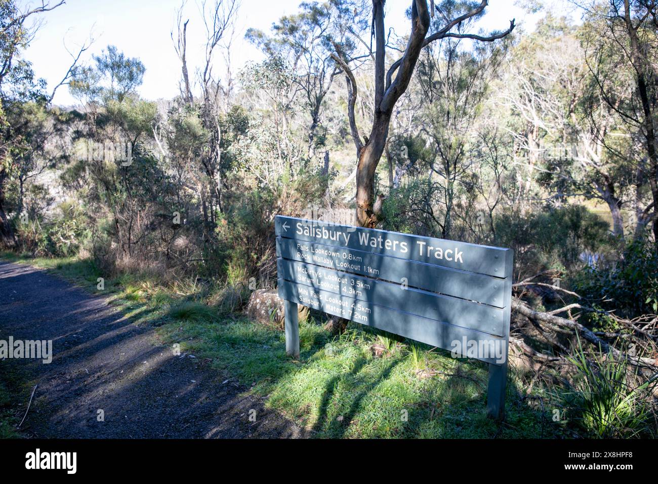 Cascade de Dangars gorge dans le parc national Oxley Wild Rivers, panneau d'information en bois et directions, Nouvelle-Galles du Sud, Australie Banque D'Images