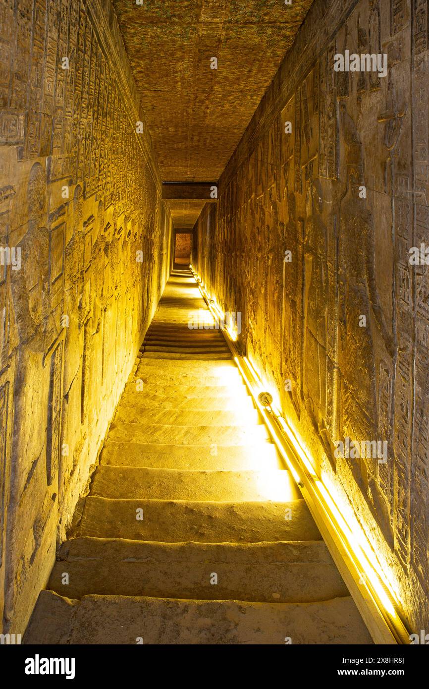 Couloir étroit avec des reliefs descendant du toit du temple de Hathor au complexe du temple de Dendera à Qena, en Égypte Banque D'Images