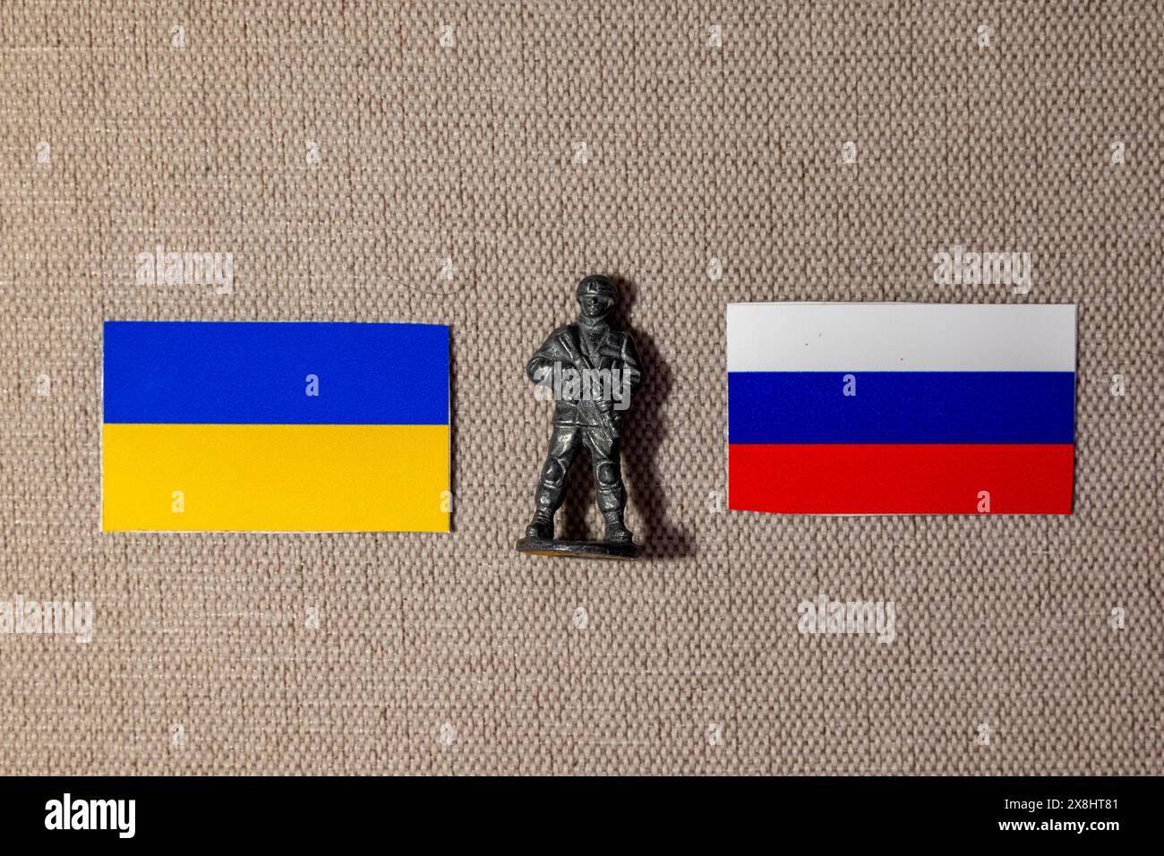 La figure d'un soldat sur le fond des drapeaux de la Russie et de l'Ukraine Banque D'Images