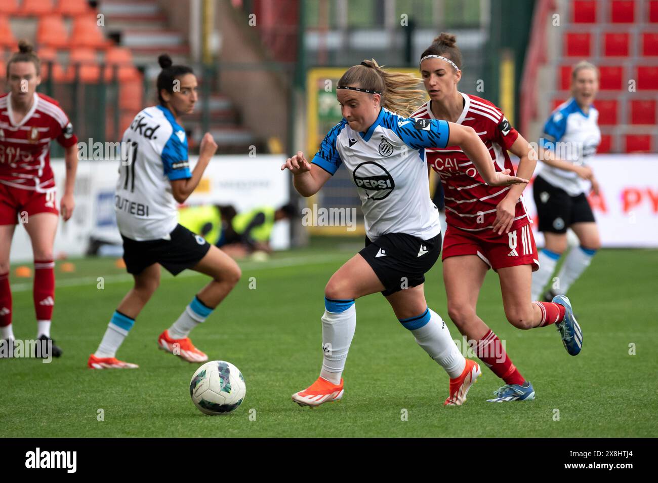 Liège, Belgique. 25 mai 2024. Liège, Belgique, 25 mai 2024 : Davinia Vanmechelen (25 Club YLA) contrôle le ballon lors du match de Play-Off de la Super League du Lotto entre la Standard Femina et le Club YLA au stade Maurice Dufrasne de Liège, Belgique (Martin Pitsch/SPP) crédit : SPP Sport Press photo. /Alamy Live News Banque D'Images