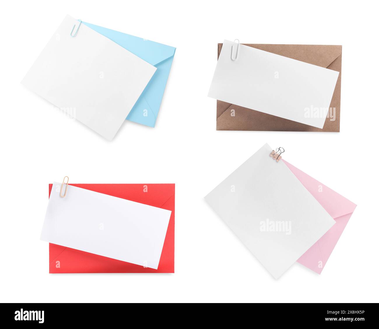 Cartes vierges avec enveloppes de lettres isolées sur blanc, vue de dessus Banque D'Images
