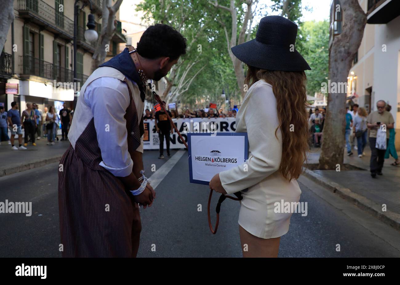 Palma, Espagne. 25 mai 2024. Les habitants lors d'une manifestation contre le tourisme de masse. Des milliers de personnes ont protesté contre le tourisme de masse à Majorque. Sous le slogan « disons basta ! », les gens se sont rassemblés samedi soir dans le centre de la capitale de l'île, Palma. Crédit : Clara Margais/dpa/Alamy Live News Banque D'Images