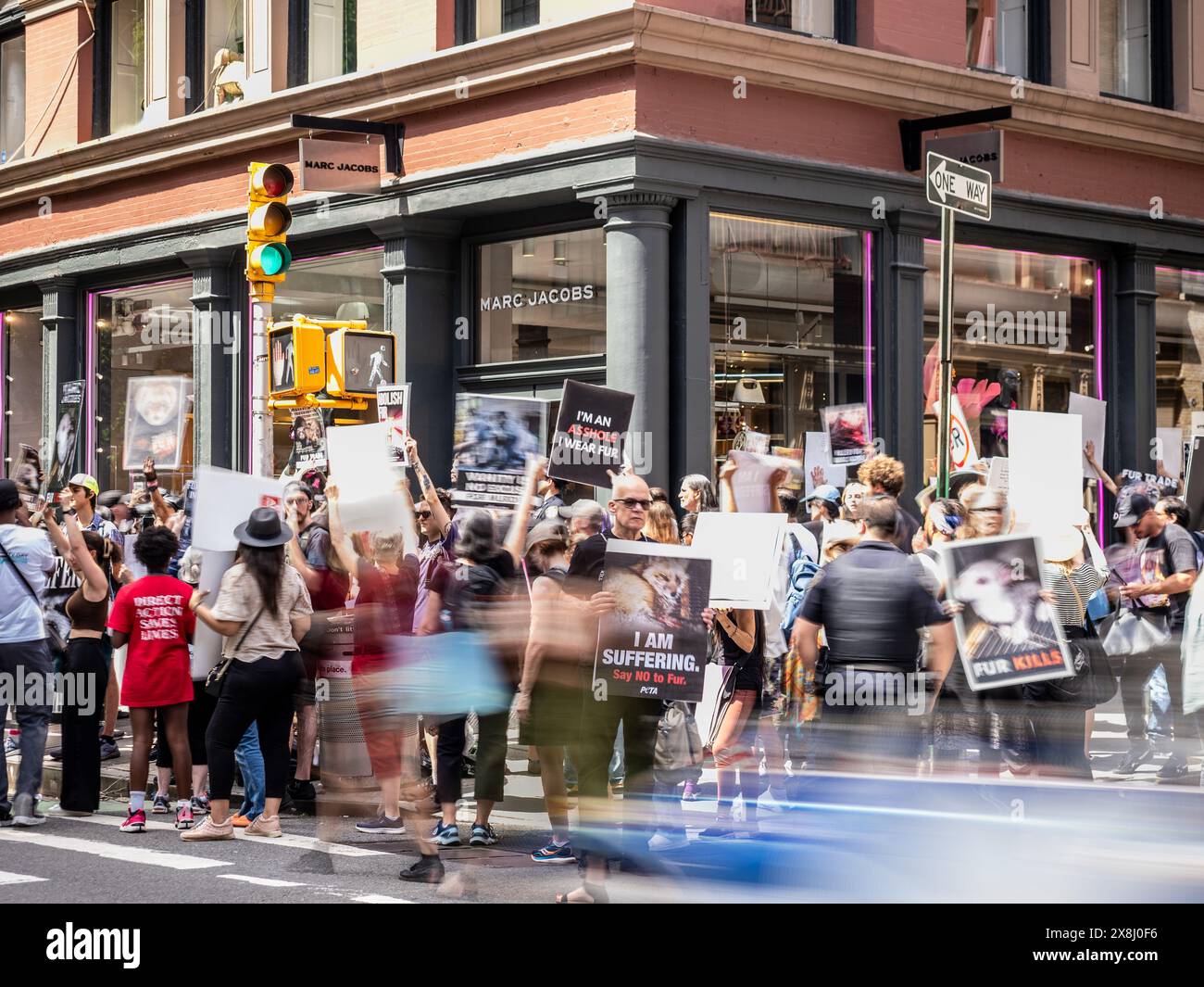 25 mai 2024, New York, New York, Etats-Unis : les manifestants se rassemblent devant le magasin Marc Jacobs à Soho. Dans le cadre du 10 Day of animal Rights Activism, un groupe organisé par animal Activism Mentorship s’est rassemblé à Washington Square Park à New York, suivi d’une marche vers le magasin Adidas à Soho. Le groupe affirme qu'Adidas utilise de la peau de kangourou pour fabriquer certaines de ses chaussures. Plus tard, ils ont marché jusqu'au magasin Marc Jacobs où ils sont restés en rassemblement pendant un certain temps. Le groupe dit également que Marc Jacobs utilise des dizaines d'animaux juste pour 1 manteau de fourrure, et qu'il a besoin d'être sans fourrure. Certains manifestants avaient f Banque D'Images