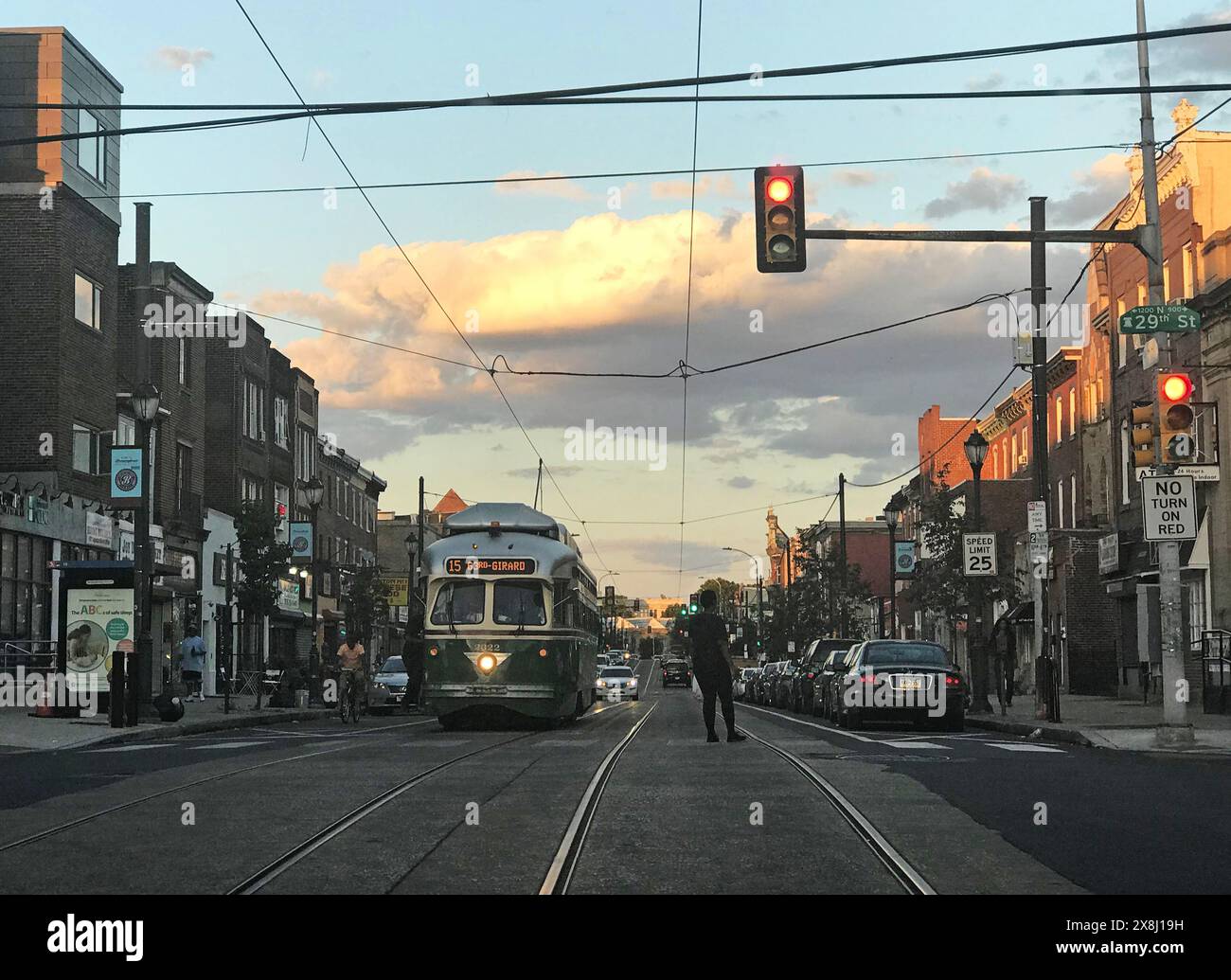 Un trolley PCC vintage de la route 15 se dirige vers l'ouest sur Girard Avenue à travers le quartier Brewerytown de Philadelphie. Banque D'Images