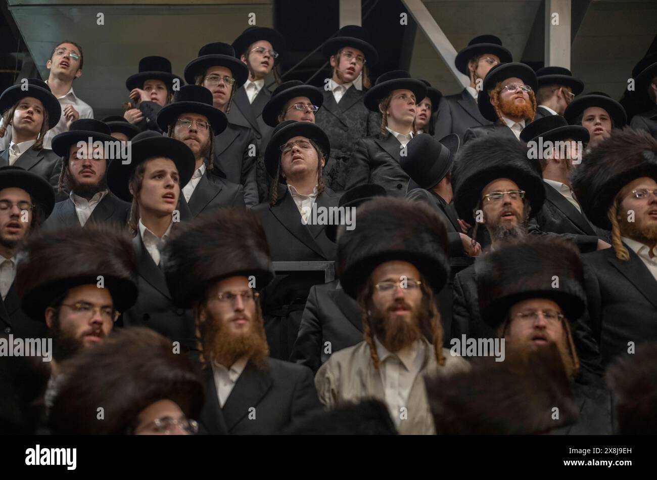 Jérusalem. 25 mai 2024. Les Juifs ultra-orthodoxes célèbrent la fête du Lag BaOmer au voisinage de Mea Shearim le 25 mai 2024. LAG BaOmer marque l'anniversaire de la mort du rabbin Shimon Bar Yochai. Crédit : Ilia Yefimovich/dpa/Alamy Live News Banque D'Images