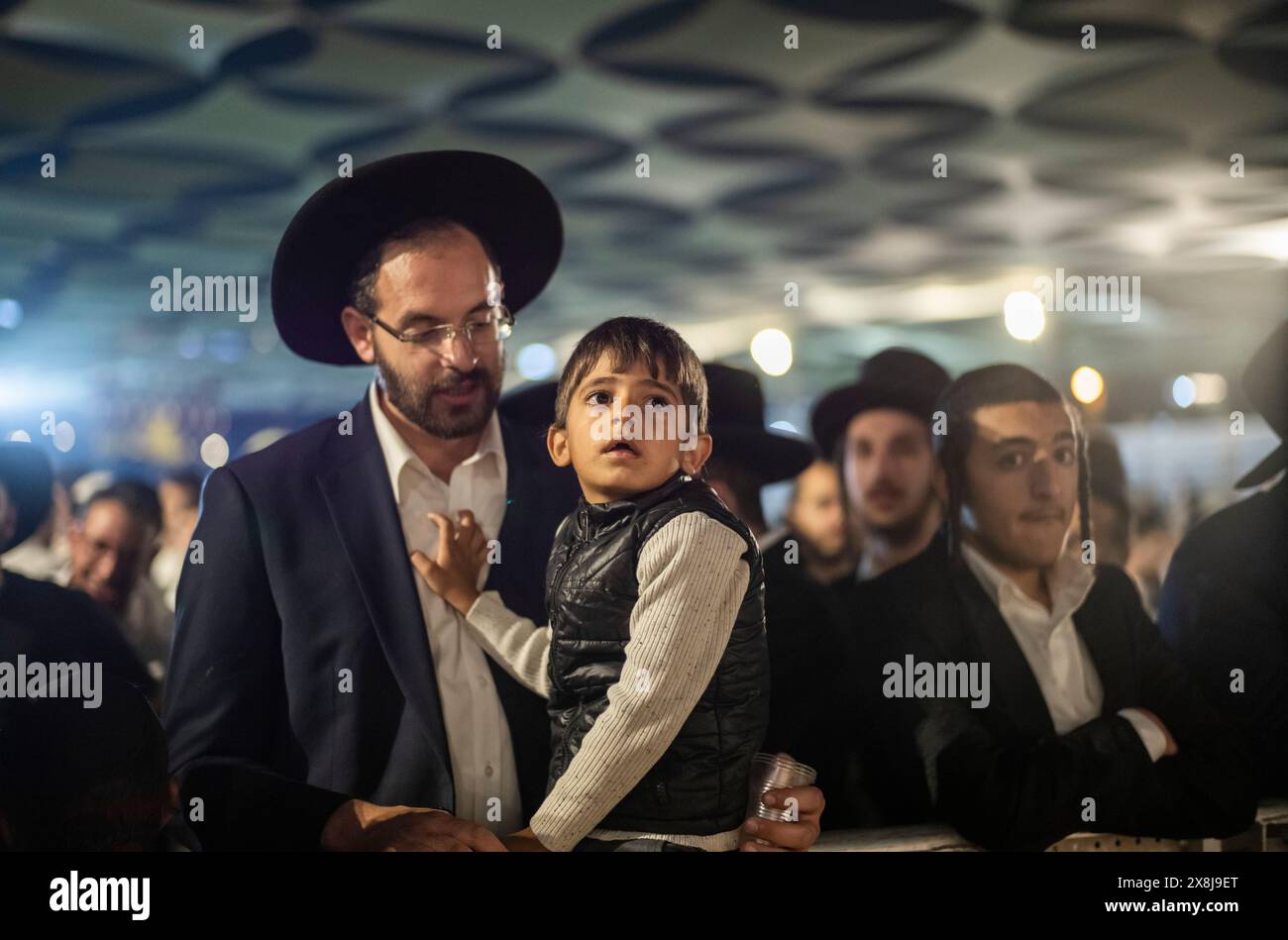 Jérusalem. 25 mai 2024. Les Juifs ultra-orthodoxes célèbrent la fête du Lag BaOmer au voisinage de Mea Shearim le 25 mai 2024. LAG BaOmer marque l'anniversaire de la mort du rabbin Shimon Bar Yochai. Crédit : Ilia Yefimovich/dpa/Alamy Live News Banque D'Images