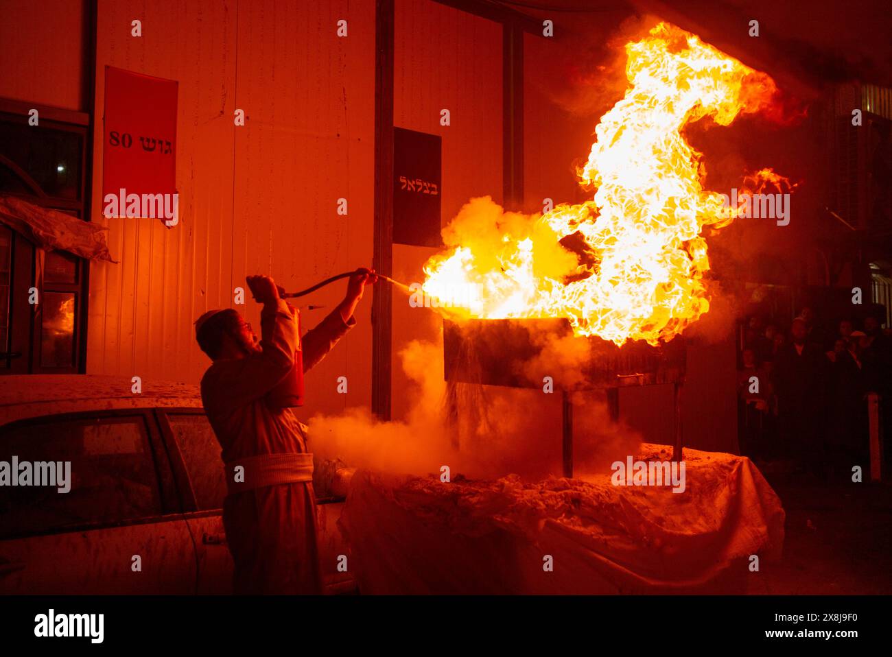 Jérusalem. 25 mai 2024. Les Juifs ultra-orthodoxes célèbrent la fête du Lag BaOmer au voisinage de Mea Shearim le 25 mai 2024. LAG BaOmer marque l'anniversaire de la mort du rabbin Shimon Bar Yochai. Crédit : Ilia Yefimovich/dpa/Alamy Live News Banque D'Images