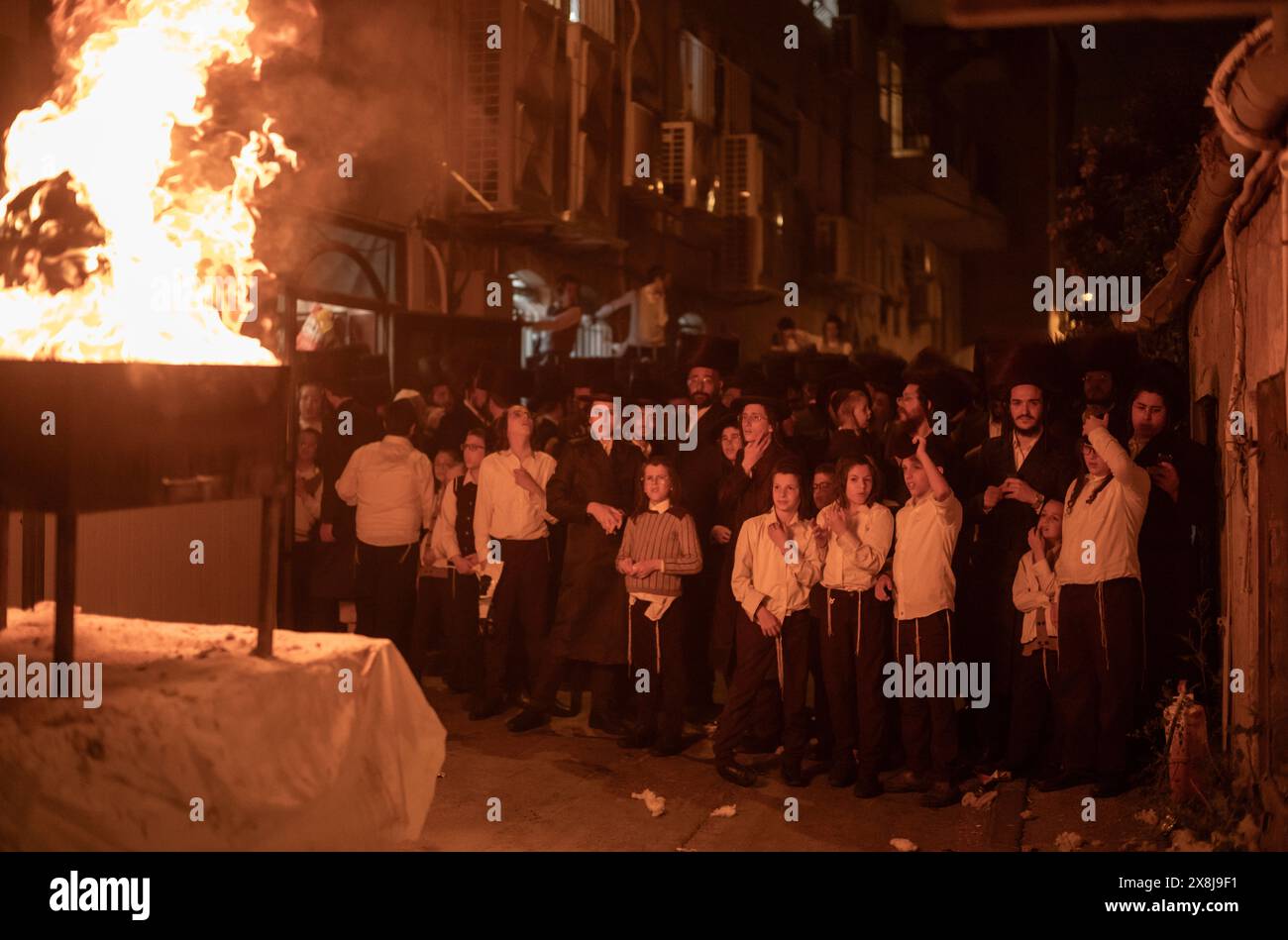 Jérusalem. 25 mai 2024. Les Juifs ultra-orthodoxes célèbrent la fête du Lag BaOmer au voisinage de Mea Shearim le 25 mai 2024. LAG BaOmer marque l'anniversaire de la mort du rabbin Shimon Bar Yochai. Crédit : Ilia Yefimovich/dpa/Alamy Live News Banque D'Images
