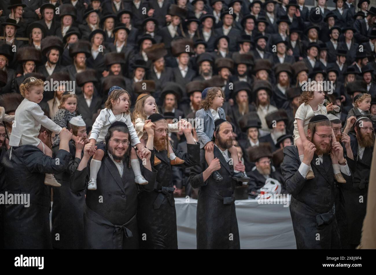 Jérusalem. 25 mai 2024. Les Juifs ultra-orthodoxes célèbrent la fête du Lag BaOmer au voisinage de Mea Shearim le 25 mai 2024. LAG BaOmer marque l'anniversaire de la mort du rabbin Shimon Bar Yochai. Crédit : Ilia Yefimovich/dpa/Alamy Live News Banque D'Images