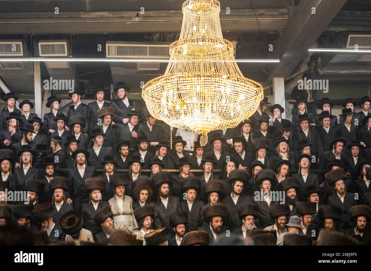 Jérusalem. 25 mai 2024. Les Juifs ultra-orthodoxes célèbrent la fête du Lag BaOmer au voisinage de Mea Shearim le 25 mai 2024. LAG BaOmer marque l'anniversaire de la mort du rabbin Shimon Bar Yochai. Crédit : Ilia Yefimovich/dpa/Alamy Live News Banque D'Images