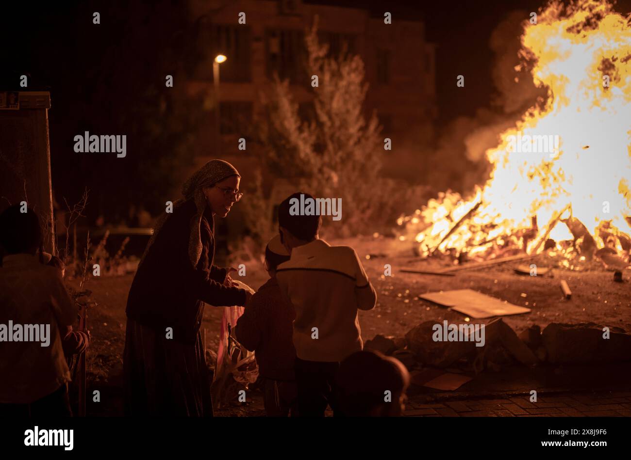 Jérusalem. 25 mai 2024. Les Juifs ultra-orthodoxes célèbrent la fête du Lag BaOmer au voisinage de Mea Shearim le 25 mai 2024. LAG BaOmer marque l'anniversaire de la mort du rabbin Shimon Bar Yochai. Crédit : Ilia Yefimovich/dpa/Alamy Live News Banque D'Images