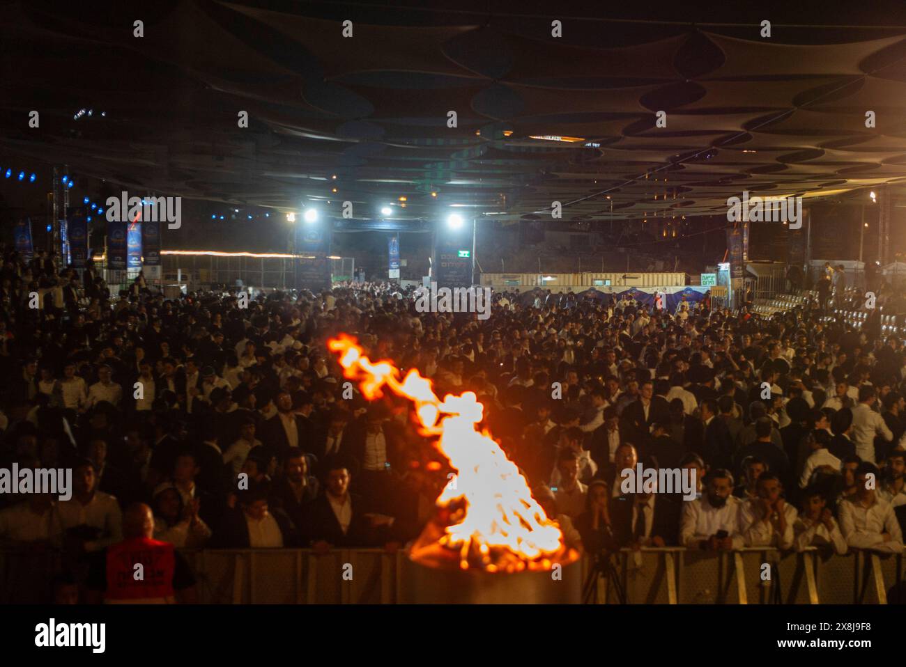 Jérusalem. 25 mai 2024. Les Juifs ultra-orthodoxes célèbrent la fête du Lag BaOmer au voisinage de Mea Shearim le 25 mai 2024. LAG BaOmer marque l'anniversaire de la mort du rabbin Shimon Bar Yochai. Crédit : Ilia Yefimovich/dpa/Alamy Live News Banque D'Images