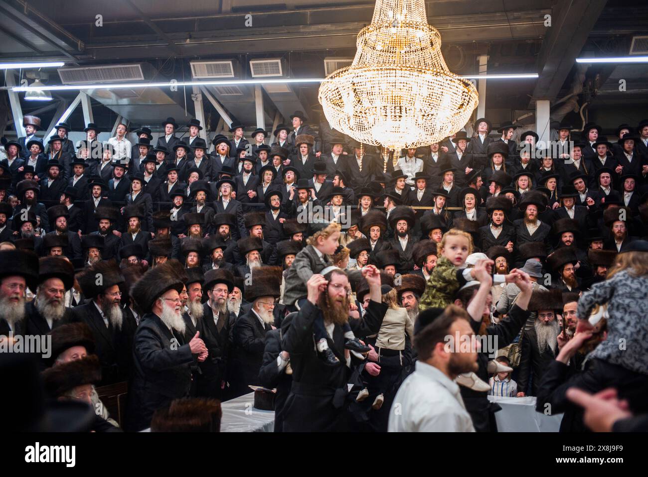 Jérusalem. 25 mai 2024. Les Juifs ultra-orthodoxes célèbrent la fête du Lag BaOmer au voisinage de Mea Shearim le 25 mai 2024. LAG BaOmer marque l'anniversaire de la mort du rabbin Shimon Bar Yochai. Crédit : Ilia Yefimovich/dpa/Alamy Live News Banque D'Images