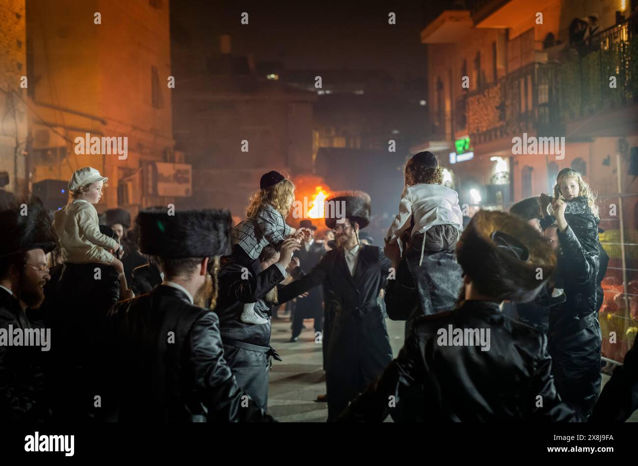 Jérusalem. 26 mai 2024. Les Juifs ultra-orthodoxes célèbrent la fête du Lag BaOmer au voisinage de Mea Shearim le 25 mai 2024. LAG BaOmer marque l'anniversaire de la mort du rabbin Shimon Bar Yochai. Crédit : Ilia Yefimovich/dpa/Alamy Live News Banque D'Images