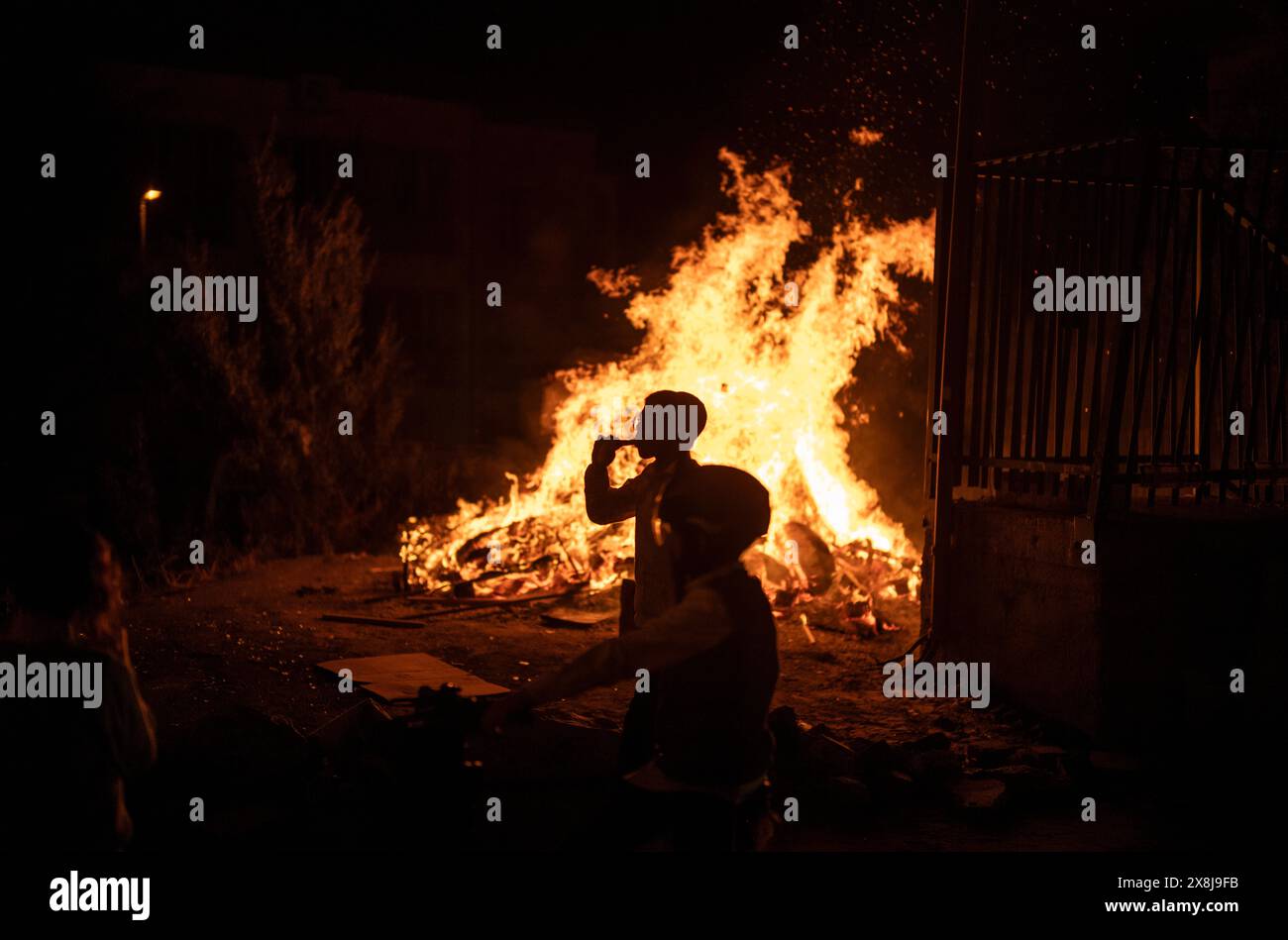 Jérusalem. 25 mai 2024. Les Juifs ultra-orthodoxes célèbrent la fête du Lag BaOmer au voisinage de Mea Shearim le 25 mai 2024. LAG BaOmer marque l'anniversaire de la mort du rabbin Shimon Bar Yochai. Crédit : Ilia Yefimovich/dpa/Alamy Live News Banque D'Images