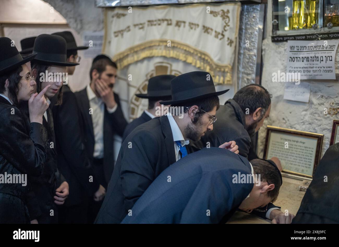 Jérusalem. 25 mai 2024. Les Juifs ultra-orthodoxes célèbrent la fête du Lag BaOmer au voisinage de Mea Shearim le 25 mai 2024. LAG BaOmer marque l'anniversaire de la mort du rabbin Shimon Bar Yochai. Crédit : Ilia Yefimovich/dpa/Alamy Live News Banque D'Images