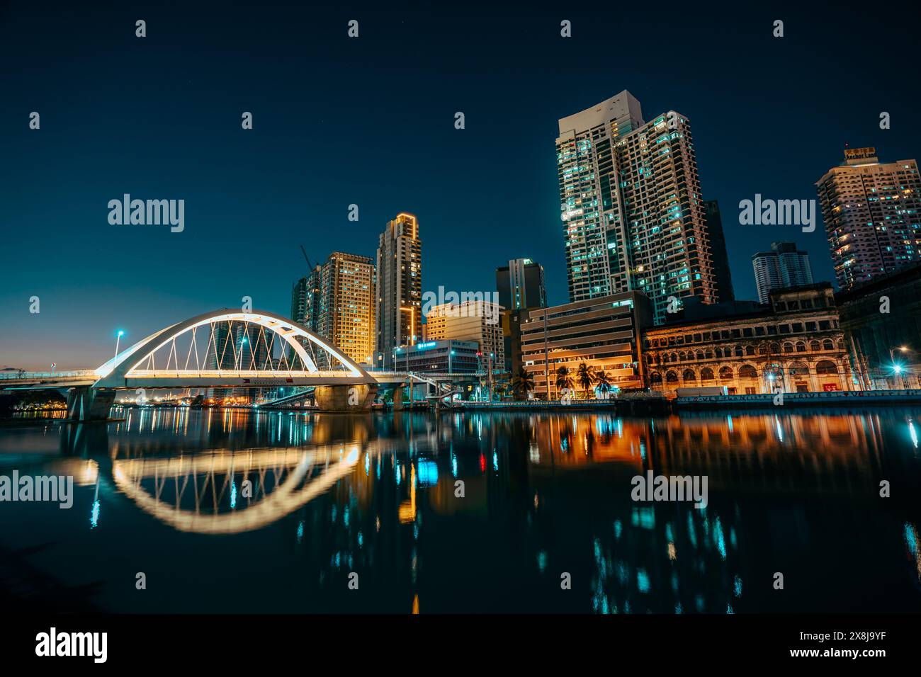 Arc d'amitié philippino-chinois également connu sous le nom de pont Binondo-Intramuros à l'heure bleue. Banque D'Images