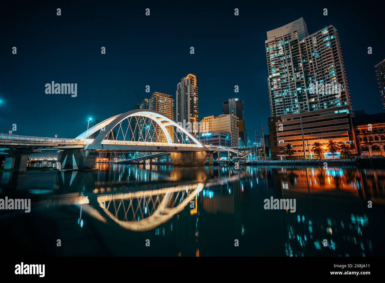 Arc d'amitié philippino-chinois également connu sous le nom de pont Binondo-Intramuros à l'heure bleue. Banque D'Images