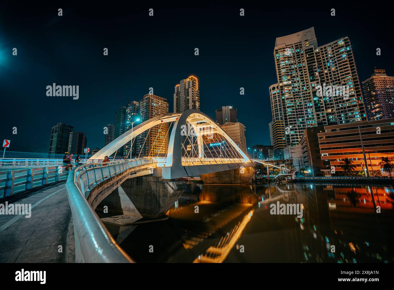 Arc d'amitié philippino-chinois également connu sous le nom de pont Binondo-Intramuros à l'heure bleue. Banque D'Images